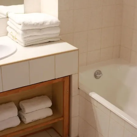 Hoteliere Le Provencal A Giens - Bord De