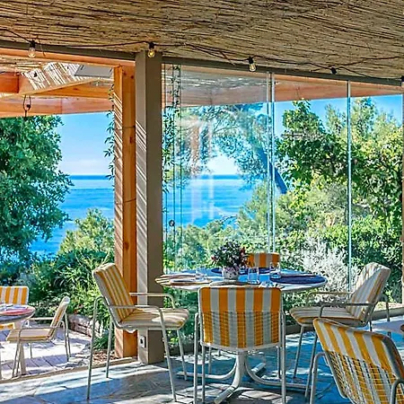 Hoteliere Le Provencal A Giens - Bord De Hotel